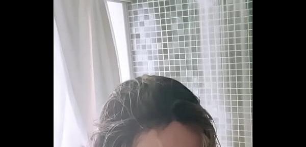  Anitta Vaza Seios Enquanto Toma Banho